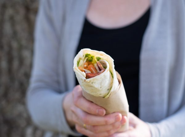 R håller fram wrap